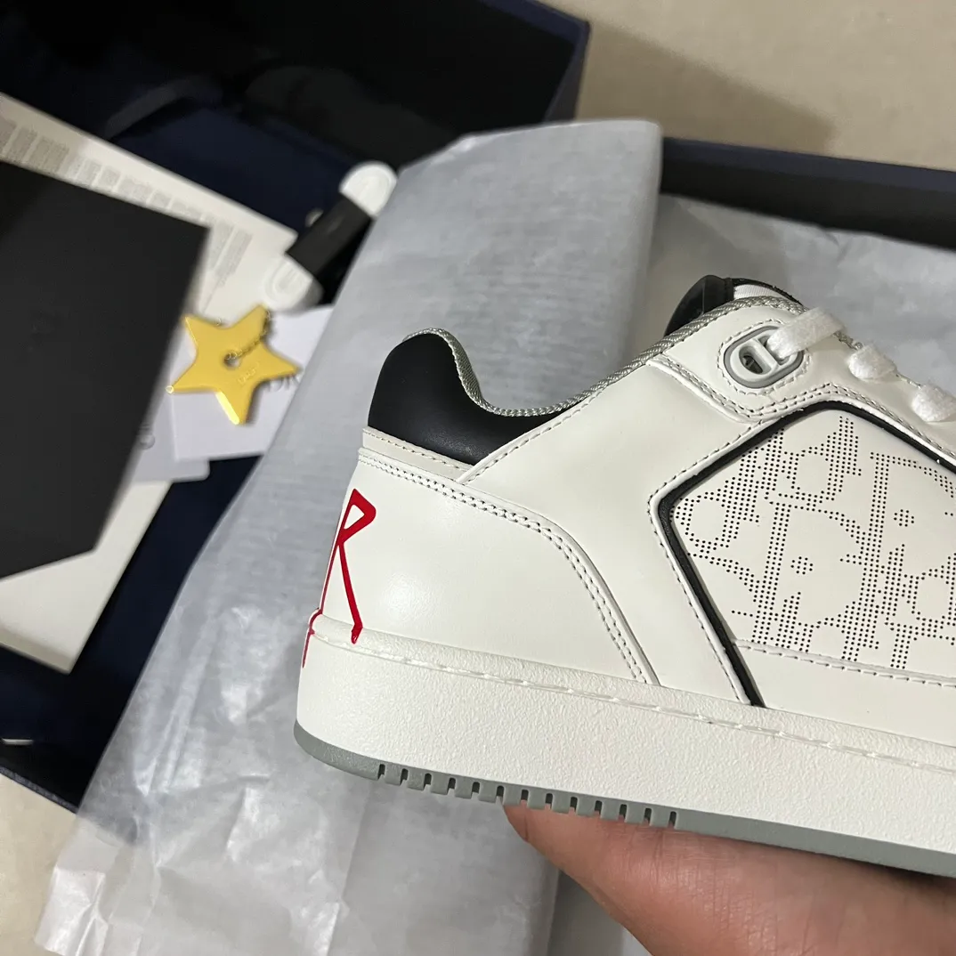👟👟Ex-factory price 560👟👟 Men's size +10 Dior B27 series ✨2024 upgraded version purchasing agent grade ✨Super🔥sports shoes👫couple shoes. The high version 1:1 adopts oil edge lasting technology, the fabric is imported first-layer cowhide + high-tech fabric, and the inner cowhide + customized lining. TPU original engraved outsole. More than 30 colors of high-soled boots are available. Size: 35-42 for women and 38-46 for men. Bosses are welcome to compare...
